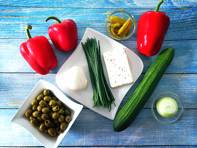 Die Zutaten des Salats nach griechischer Art