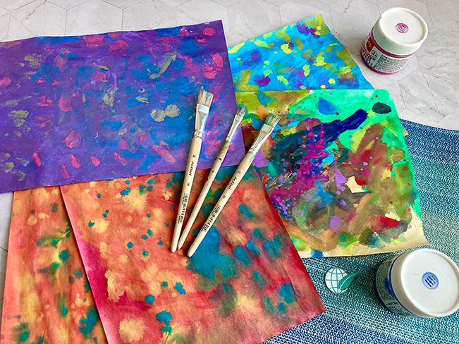 Kunterbunte Kunstwerke mit Wasser- und Fingerfarben