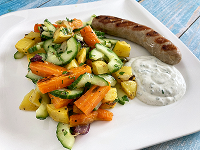 Lauwarmer Karotten-Kartoffel-Salat mit Gurke